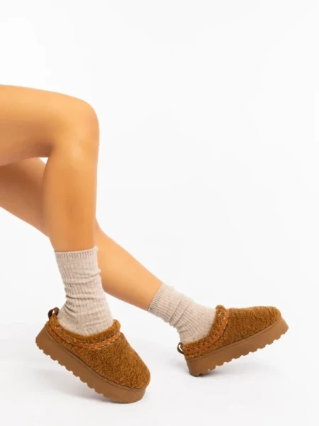 Amaria tevebarna női papucs textil anyagból