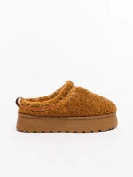 Amaria tevebarna női papucs textil anyagból