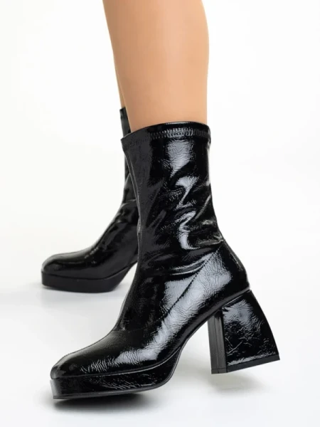 Leora fekete női bokacsizma sarokkal, lakkozott műbőrből készült