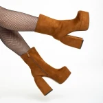 Edie camel női bokacsizma sarokkal, textil anyagból készült