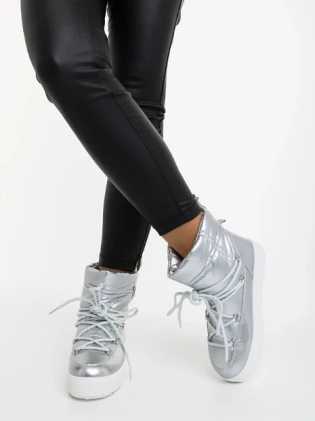 Galena ezüstszinű női csizma lakkozott ökológiai bőrből és textil anyagból