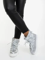 Galena ezüstszinű női csizma lakkozott ökológiai bőrből és textil anyagból