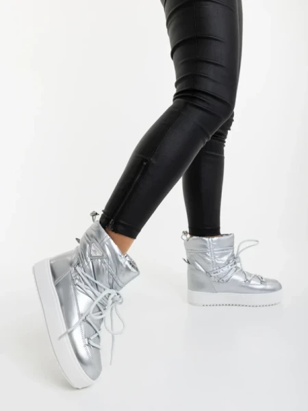 Galena ezüstszinű női csizma lakkozott ökológiai bőrből és textil anyagból