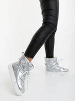 Galena ezüstszinű női csizma lakkozott ökológiai bőrből és textil anyagból