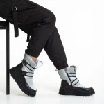 Xiomara szürke női csizma, műbőrből és textil anyagból készült