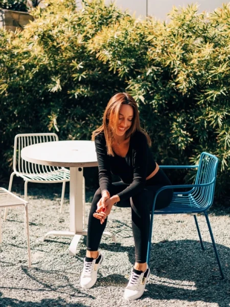 Nedelya fehér és fekete női sportcipő, műbőrből készült