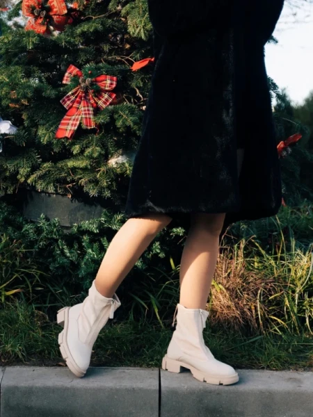 Ramata bézs női csizma, műbőrből és textil anyagból készült