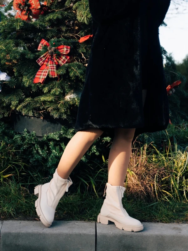 Ramata bézs női csizma, műbőrből és textil anyagból készült