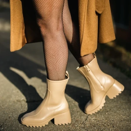 Sumeya bézs női csizma, szintetikus anyagból készült