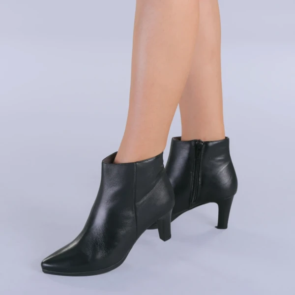 Saga fekete női bőr bokacsizma