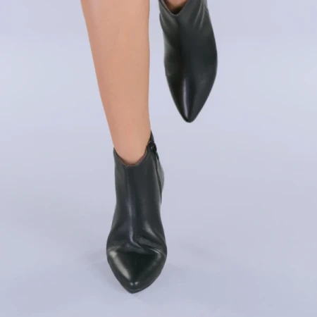 Saga fekete női bőr bokacsizma