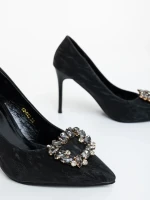 Severa fekete női magassarkú cipő textil anyagból