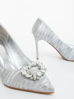 Severa ezüstszinű női magassarkú cipő textil anyagból