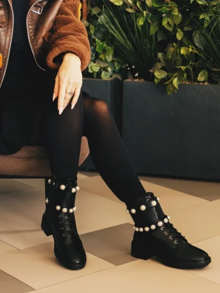 Veyda fekete női bakancs, műbőrből készült