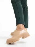 Tayla bézs alkalmi női cipő, lakkozott műbőrből készült