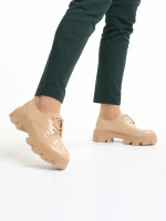 Tayla bézs alkalmi női cipő, lakkozott műbőrből készült