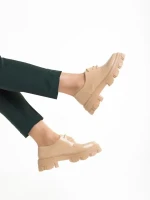 Tayla bézs alkalmi női cipő, lakkozott műbőrből készült