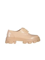 Tayla bézs alkalmi női cipő, lakkozott műbőrből készült