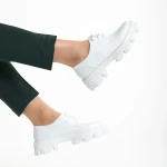 Tayla fehér alkalmi női cipő, lakkozott műbőrből készült