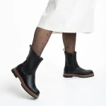 Verma fekete és barna női csizma, műbőrből készült