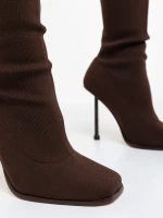 Santera barna női magassarkú csizma textil anyagból