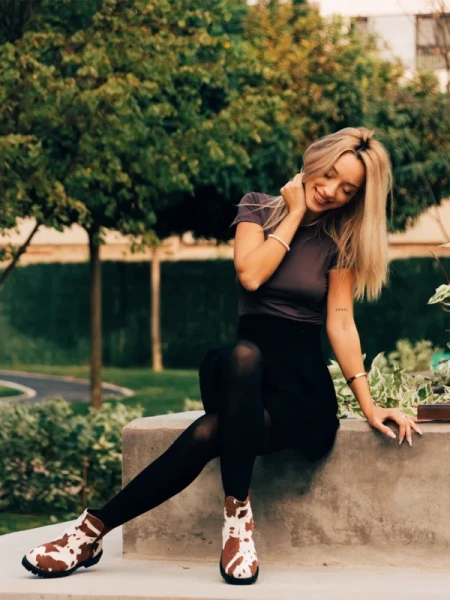 Warda barna és fehér, női bokacsizma, textil anyagból