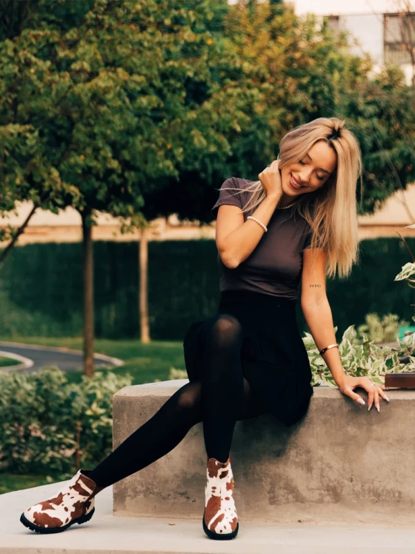 Warda barna és fehér, női bokacsizma, textil anyagból