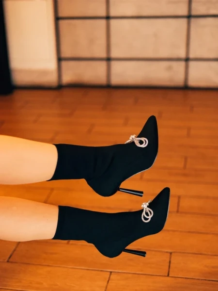 Zemira fekete női magassarkú bokacsizma textil anyagból