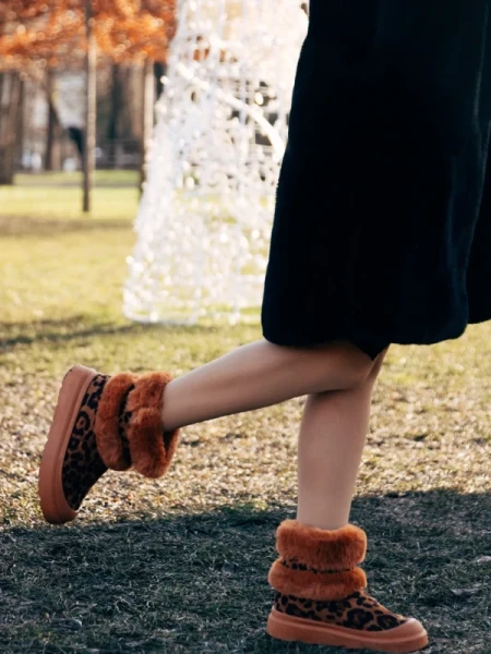 Razenda leopárd mintás női csizma textil anygaból