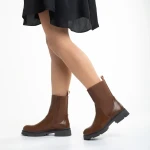 Kiana barna női csizma, műbőrből készült