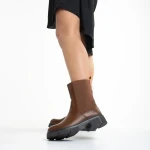 Kiana barna női csizma, műbőrből készült