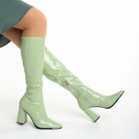 Dafne zöld női csizma, lakkozott műbőrből készült
