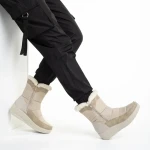 Justine bézs női csizma, textil anyagból készült