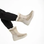 Justine bézs női csizma, textil anyagból készült