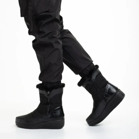 Justine fekete női csizma, textil anyagból készült