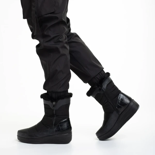 Justine fekete női csizma, textil anyagból készült