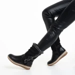 Collete fekete női csizma, műbőrből és textil anyagból készült