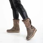 Collete bézs női csizma, műbőrből és textil anyagból készült