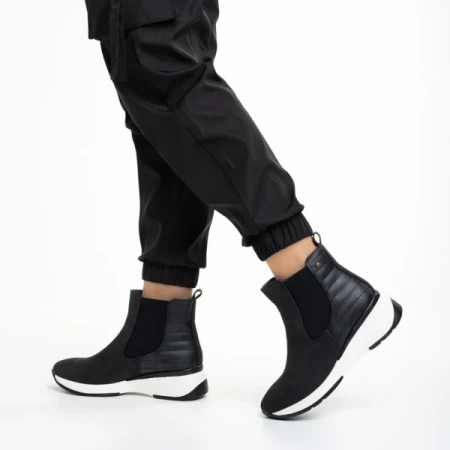 Ivanka fekete női bokacsizma, műbőrből készült