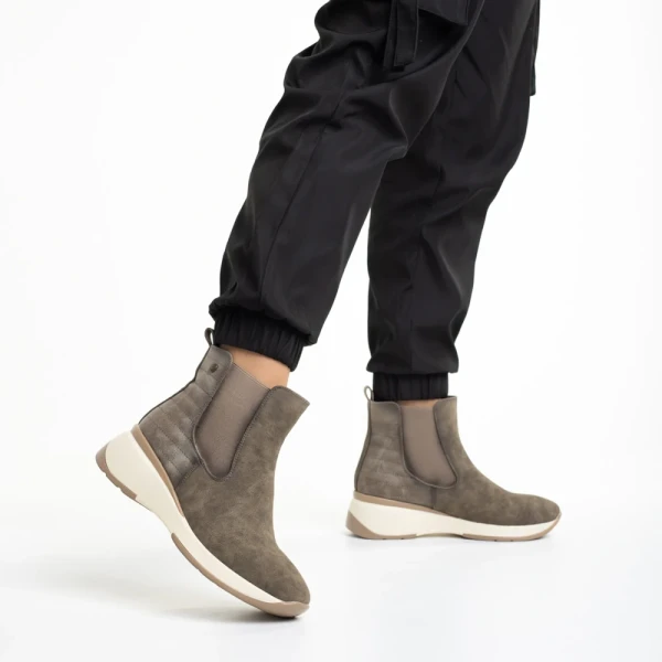 Ivanka bézs női bokacsizma, műbőrből készült