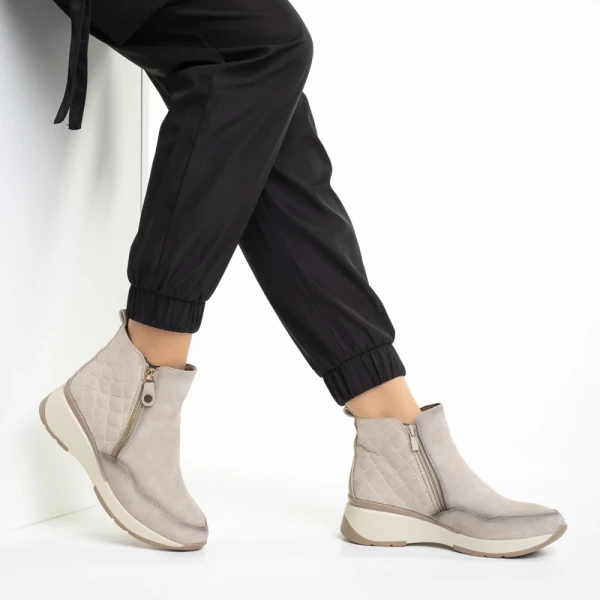 Golda bézs női bokacsizma, műbőrből készült