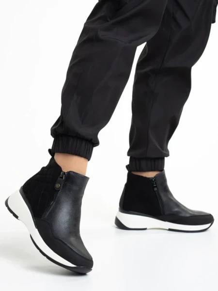 Golda fekete női bokacsizma, műbőrből készült