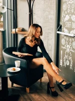 Regena fekete női magassarkú cipő textil anyagból