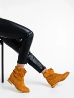 Zoryana tevebarna női bokacsizma textil anyagból