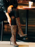 Ernestine bézs és fekete női csizma textil anyagból