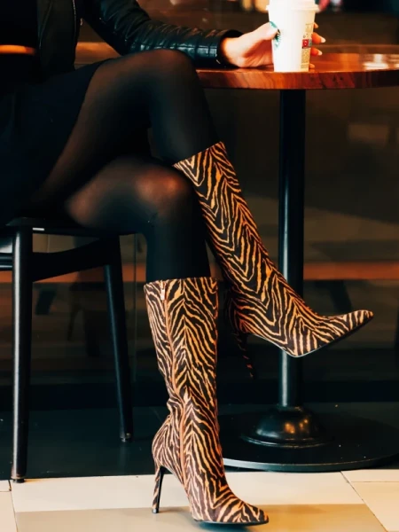 Ernestine bézs és fekete női csizma textil anyagból