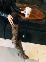 Ernestine bézs és fekete női csizma textil anyagból