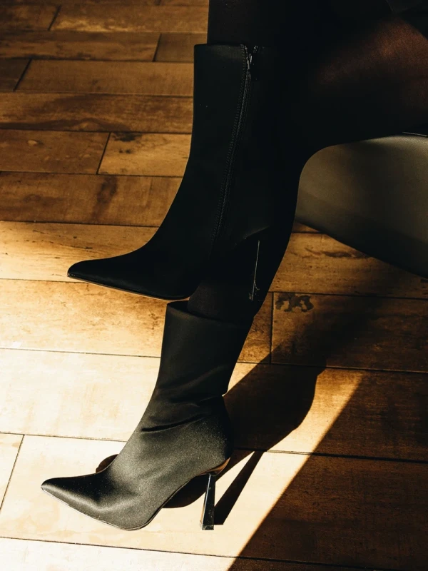 Vanice fekete női bokacsizma, textil anyagból készült