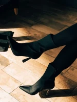 Vanice fekete női bokacsizma, textil anyagból készült