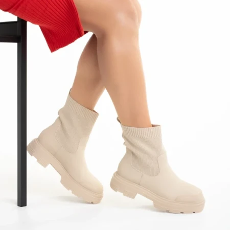 Chiara  ökológiai bőrből és textil anyagból készült bézs színű női bokacsizma